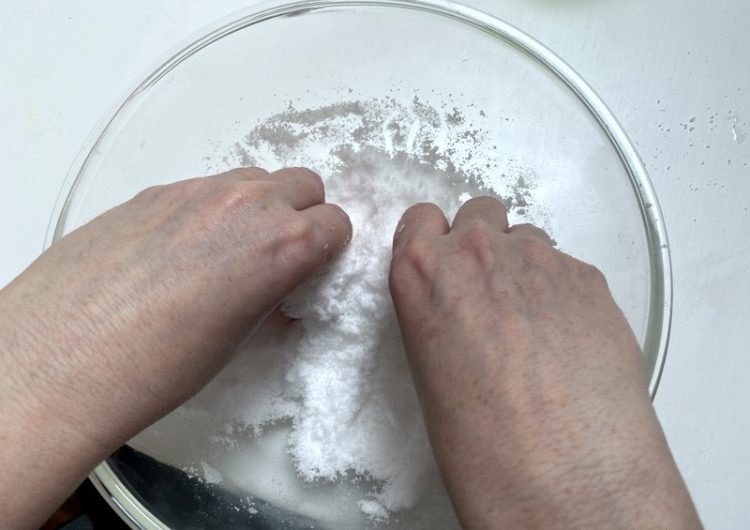 Mixing bath bomb ingredients together
