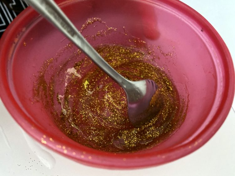 Mixing glitter to aloe vera gel